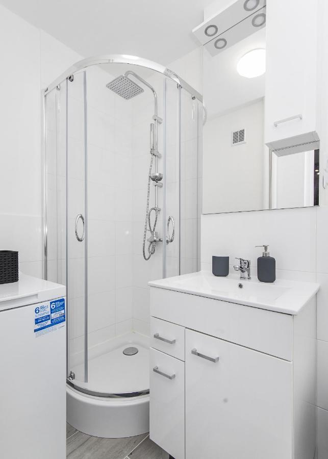 Central Apartments Grzybowska Varşova Dış mekan fotoğraf